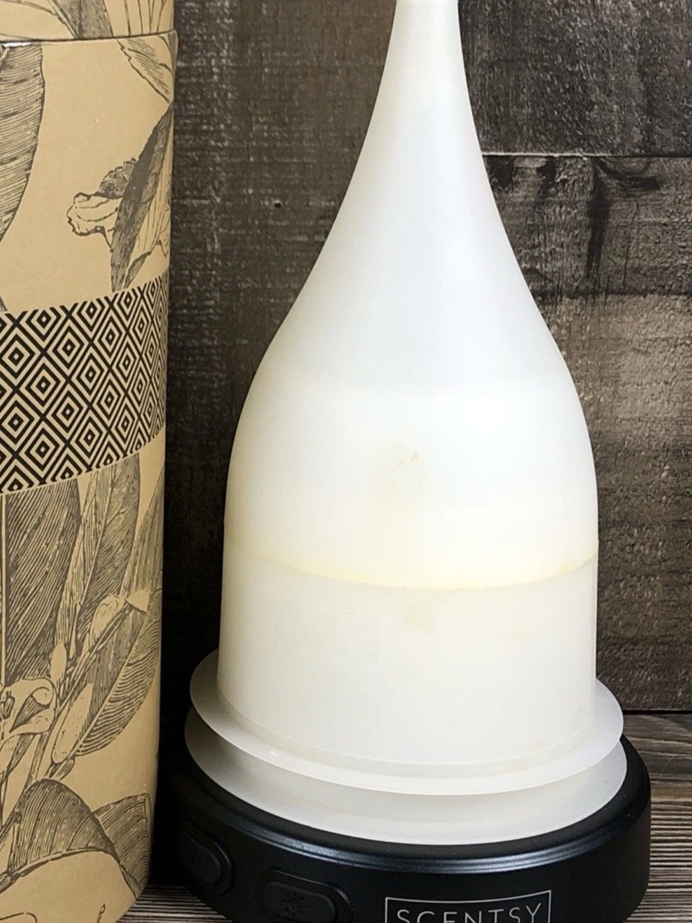 Scentsy Green and White Teardrop Pedestal Box Art